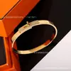 Pulseira Dourado Rose com Fecho de Diamante Inteiro Kelly Pulseira de Argola Meio Diamante Nariz de Porco Rotativo Luxo Leve Nicho Tendência Coreana para Mulheres