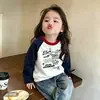 Camiseta de manga larga para niñas de algodón puro, con bloques de color, corte holgado, nuevo estilo 2026, diseño de dibujos animados, moderna para primavera y otoño, adecuada para niños mayores como capa base