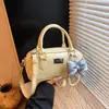 Bolsa de Ombro Cruzada Feminina Modelo Novo Primavera 2026 Moda de Alta Qualidade Simples Versátil Design de Nicho Bolsa Almofada