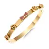 Pulsera Popular Retro Europea y Americana de Textura de Acero Inoxidable Hebilla de Zirconia con Forma de Corazón de Melocotón Chapada en Oro de 18K Pulsera de Joyería para Mujer
