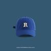Gorra con visera de etiqueta R de copa suave estilo japonés bordada protección solar estilo coreano gorra de béisbol para hombres y mujeres en todas las estaciones mostrando rostro pequeño sistema de color dopamina