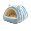 Cama de gato fechada e espessa para o inverno, proporcionando calor e conforto para gatos. Um novo tipo de casa para gatos e suprimento para animais de estimação para a estação de inverno