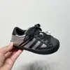 Zapatos para Niños 2026 Otoño Nuevos Zapatos de Entrenamiento Alemanes Zapatos Casuales de Concha para Niñas Zapatos de Tabla con Velcro Zapatos Deportivos para Niños