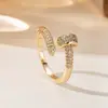 Anillo de Luz de Zirconia Incrustada en Oro Real Chapado en Cobre Transfronterizo Europeo y Americano Lujo Ligero Sensación de Alta Gama Anillo para el Dedo Joyería de Mano Versátil Fabricante Venta al por Mayor en Stock