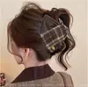 Presilha de Garra Triangular com Concha de Cetim Estilo Francês, Acessório de Cabelo Versátil de Alta Qualidade e Tendência para a Parte de Trás da Cabeça