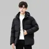2026 Invierno Moda Marca Popular Chaqueta de Algodón para Hombre Cálida Engrosada Juventud Casual con Capucha Resistente al Viento Sencillo Abrigo de Algodón