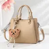 Nova Bolsa de Ombro 2025 Bolsa Retro de Nicho Feminina Versátil para Primavera e Verão Bolsa de Mão para o Dia a Dia