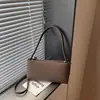Bolsa de hombro cruzada retro de lujo ligero transfronteriza, nueva de verano 2026, elegante, texturizada, tipo baguette, simple, para debajo del brazo