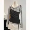 Camiseta de manga larga tipo dos piezas falsas con cuello de volantes, nuevo estilo para mujer de principios de otoño 2026, con un diseño plisado que ciñe la cintura para un efecto adelgazante, perfecta como capa interior o capa base