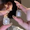 Pendientes elegantes franceses de perlas cuadradas con incrustaciones de diamantes, diseño de nicho femenino, hebilla de oreja con temperamento, pendientes ligeros de lujo