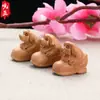 Suministro de fábrica zapatos cabeza de tigre de madera de durazno zapatos bordados paso a paso Wang zapatos pequeños pulsera de pasos arreglo de pequeños accesorios cabello humano