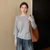Este otoño, prueba este elegante y cómodo suéter de punto estilo capa gris para mujer.. Es un top de longitud media muy bonito que crea un look de dos piezas falso