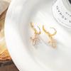 Pendientes elegantes de hip hop de circonita estilo INS geométricos de cruz con diamantes, pendientes europeos y americanos de lujo ligero chapados en oro apilados