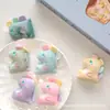 Lindo Colgante de Dinosaurio Pequeño Arcoíris Soleado Dibujo Animado Felpa Colgante para Bolso Joyería DIY Ropa Calcetines Bufanda Accesorios Broche
