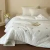 Delicado y elegante bordado floral, tejido jacquard 100% algodón de 40 hilos, relleno con 10% de fibra de proteína de seda, adecuado para todas las estaciones