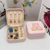 Caja de joyería sencilla con letras bordadas, caja de joyería de PVC, portátil para viaje, caja de almacenamiento para aretes de botón y collares, en stock