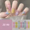 ZE16 refere-se a adesivos de unha estilo europeu e americano com grandes blocos de cor, estampas de leopardo, xadrez, estrelas, listras, e ornamentos para unhas.