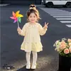 Nuevo vestido para niña con cuello de muñeca, vestido de manga larga para primavera/otoño con bordado de conejito pequeño y dobladillo con volantes