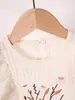 Vestido nuevo de verano 2025 para niña bordado flor pequeña manga de mosca pequeña pastoral dulce fino color liso cuello redondo jersey