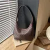 Bolsa de ombro tecida para mulheres, novo modelo 2026, bolsa de ombro e transversal com toque de luxo, bolsa versátil em formato de meia-lua com design único