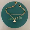 Pulseira Pequena Exquisitamente Trabalhada em Formato de Saia para Mulheres, Banhada a Ouro Rosé 18K, Apresentando Madrepérola Branca em Formato de Leque e Ágata Vermelha, Joia de Alto Padrão