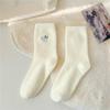 Calcetines gruesos cálidos de invierno con forro polar para mujer, calcetines de felpa hasta media pantorrilla, calcetines japoneses blancos bordados de dibujos animados para dormir