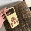 Capa de celular com design cruzado de estampa de leopardo com bolinhas amarelas leitosas estilo ins, adequada para iPhone 18 Pro Max, também disponível para 17 Pro Max e 16 Pro