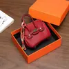 Nuevo y moderno colgante de mini bolso de platino, bolso de lipstick de alta gama, decoración de bolso para auriculares, accesorio de llavero para coche, venta al por mayor
