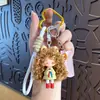 Llavero Colgante de Niña Caricaturesca Moderna Genial con Cabello Rizado, Muñeca Sabor Leche, Decoración para Bolso Femenino, Llavero de Regalo Pequeño