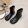 Botas Curtas de Casco de Porco Outono Bico Dividido Slim Fashionável Feminino 2026 Versátil Plano Confortável Estilo Coreano Nova Chegada Zíper Traseiro Botas Curtas