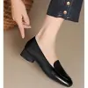 Mocassins femininos simples e elegantes com salto grosso e bico quadrado, novos para o verão de 2026, versáteis, confortáveis, de couro macio, com sola macia, sapatos femininos