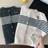 Cardigan de Tricô Listrado Infantil Bangcheng 2026 Outono Novo Jaqueta Suéter de Gola Redonda Bordado de Ursinho Desenho Animado para Crianças Pequenas