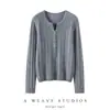Bai Cai Rong 2026 nova coleção: suéter feminino de cashmere com design de gola V semiaberta, apresentando padrão de tricô torcido, corte justo e um estilo versátil, macio e confortável