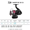 Carretilha de Pesca Daiwa Sweepfire 2B Cs Pesca em Água Doce e Salgada Lançamento de Longa Distância Carretilha para Pesca com Isca