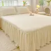 Faldón de cama bordado cepillado tipo princesa coreana con encaje, amigable con la piel, lavable a máquina, funda de colchón a prueba de polvo, cubierta de cama antideslizante para dormitorio