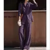 Elegante conjunto de camisa feminina para o outono de 2026, apresentando um tom roxo relaxado e descontraído, adequado para o estilo intelectual e "old money".