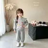 Conjunto Infantil Estilo Coreano Moda Primavera e Outono Blusa Tendência Nova Moletom com Capuz Cartoon Mangas Longas Calça Jogger Conjunto Elegante de Duas Peças