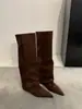 Novas botas de moda de salto plataforma com salto empilhado, bico fino, estilo britânico, camurça, que aumentam a altura, versão coreana para mulheres 2026