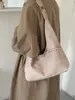 Bolso de mano vintage de gran capacidad para mujer para desplazamientos, estilo diario simple, bolso tote con remaches en el hombro, nuevo 2026 transfronterizo