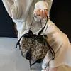 Bolso Cubo Retro de Estampado de Leopardo de Nicho para Mujer 2025 Nuevo Estilo de Alta Gama Bolso Cruzado de Hombro de Moda para Viajar