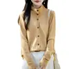 Cardigan de tricô com gola de camisa de peça falsa, suéter feminino para primavera e outono, peça de base versátil com patchwork de manga longa para usar por cima.