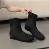 2026 Novas Botas Femininas Curtas Estilo Vintage com Salto Escondido, Bico Redondo, Ajuste Justo, Fashionable e Versátil
