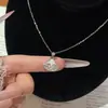 Nova minissaia de luxo leve japonesa e coreana com diamantes, colar de aço titânio para mulheres, moderno e requintado, cravejado com zircônia, corrente para clavícula em formato de leque