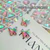 Joyería de uñas de diamante de fondo puntiagudo alto fijado rosa brocado flash Súper flash corazón torcido polvo de azúcar Diamante verde con forma especial pila de diamantes