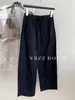 Calças casuais simples, de corte justo, perna curva para mulheres, projetadas para figuras petite, com cintura elástica, pernas largas e comprimento cropped, na moda para o verão de 2026