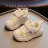 Zapatos Deportivos para Niñas Versátiles y de Moda Zapatos de Princesa con Flores Dulces Otoño 2026 Nuevos Zapatos de Patinaje para Niñas con Suela Suave