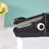 Máquina de coser mini DIY de escritorio al por mayor, máquina de coser eléctrica de mano, máquina de coser para el hogar
