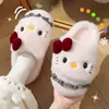 Chinelos femininos fofos, novo estilo outono/inverno 2026, estilo avental, sola grossa, forrados com fleece, quentes, antiderrapantes, para uso interno, chinelos de algodão, em estoque