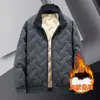 Chaqueta de invierno para hombre de estilo nuevo, moderna, corte holgado, talla grande, acolchada de algodón, con forro polar, cuello alto y cálido acolchado de algodón