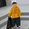 Conjunto de Tres Piezas de Chaqueta de Cuero para Niños de Primavera y Otoño, Atuendo Elegante y Moderno Estilo Coreano para Niños, Ropa de Moda para Niños Pequeños, Comercio Exterior